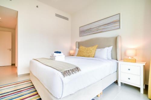 Downtown - 2BR Apartment with Burj Khalifa View - image 14