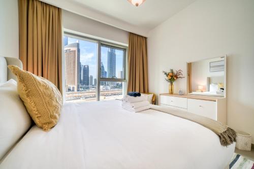 Downtown - 2BR Apartment with Burj Khalifa View - image 9