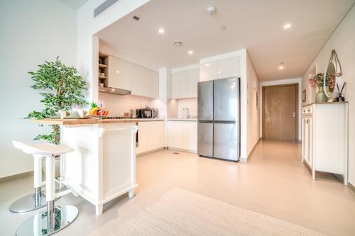 Downtown - 2BR Apartment with Burj Khalifa View - image 7