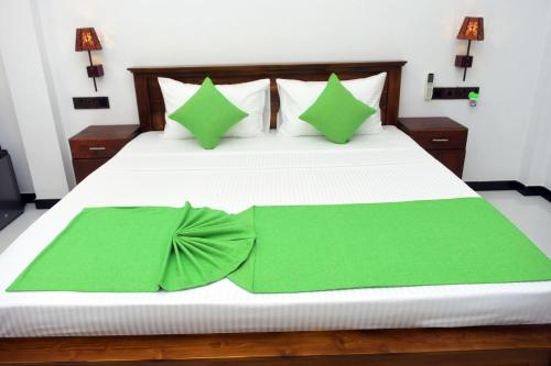 Deluxe King Room image 8
