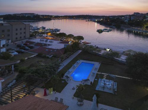 Sunny Finca just 10 Meters to the Sea – khách sạn tại Pjescana Uvala