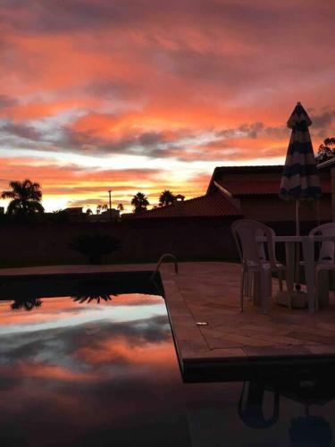 Casa com piscina no interior em condomínio fechado