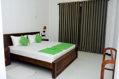 Deluxe King Room image 6