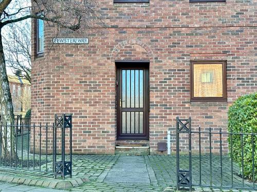 Fewster Apartment - image 2