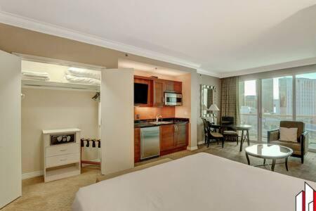 MGM Signature- F1 Track Jacuzzi Strip View Balcony, Las Vegas (photo 8)