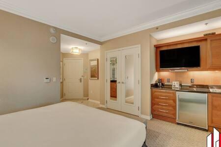 MGM Signature- F1 Track Jacuzzi Strip View Balcony, Las Vegas (photo 10)