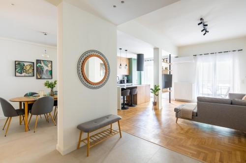 Mystique 2-Bedroom Apartment in Athens - image 7
