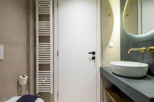 Mystique 2-Bedroom Apartment in Athens - image 4