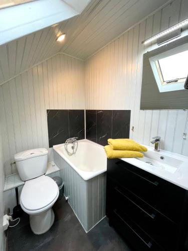 Bathroom, La Cidrerie du port in Landevennec