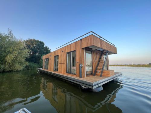 Surla Houseboat "De Albatros" in Monnickendam Tender included