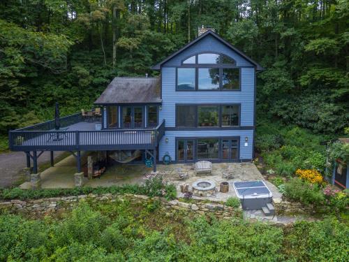 Blue Ridge Bliss Gorgeous home with hot tub & stunning views