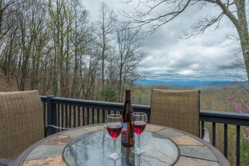 Blue Ridge Bliss Gorgeous home with hot tub & stunning views