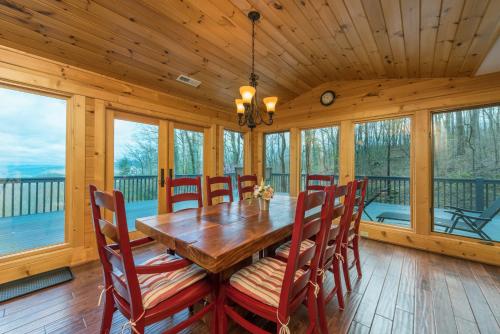 Blue Ridge Bliss Gorgeous home with hot tub & stunning views