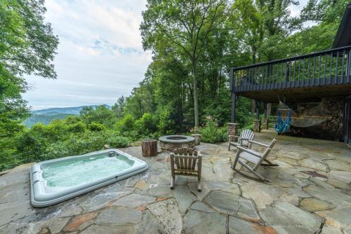 Blue Ridge Bliss Gorgeous home with hot tub & stunning views