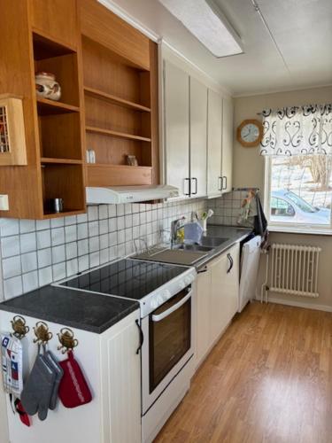 Konyha, Hus Ana - familienfreundliches Ferienhaus Fengersfors mit Kamin - Kanu inklusive in Fengersfors