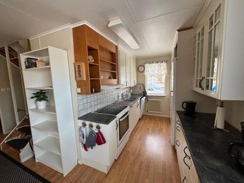 Konyha, Hus Ana - familienfreundliches Ferienhaus Fengersfors mit Kamin - Kanu inklusive in Fengersfors