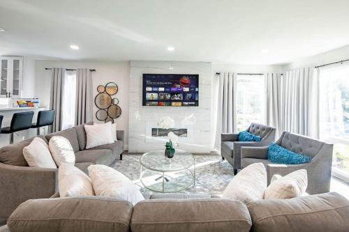 Sparkling Pool! 5 Bedroom 3 Bath Plus Game Room in Rosemead, USA