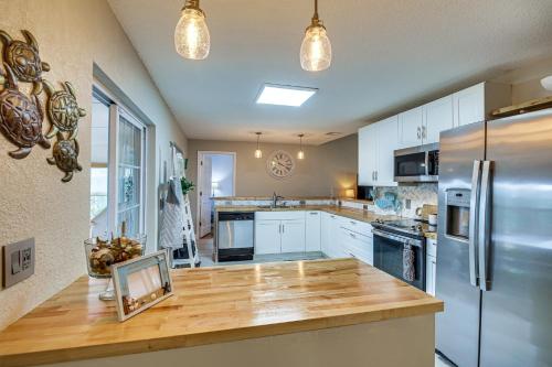 Lovely Merritt Island Home with Kayak and Fire Pit! Lovely Merritt Island Home with Kayak and Fire Pit!