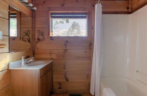 Adelaides Den in Townsend, USA