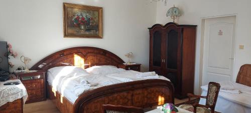 1 queen bed, 2 sofa beds
