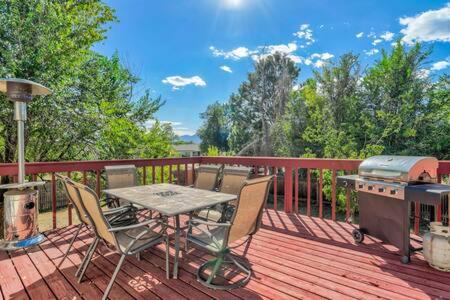 Space Base Near Airport BBQ Game Room – khách sạn tại East Colorado Springs