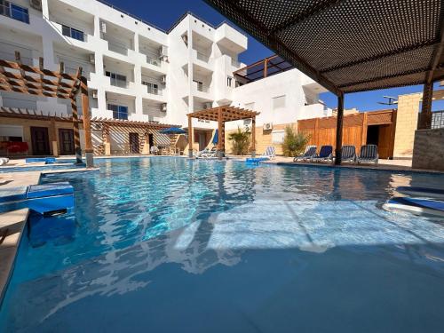 4-Bedroom Apartment with Seaview Balcony & Shared Infinity Pool on the Roof with Seaview