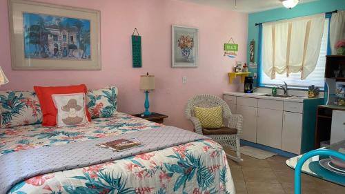 1 queen bed, 1 twin bed