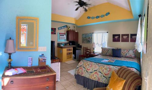 1 king bed, 1 twin bed