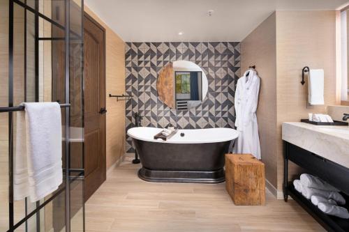 room detail thumbnail 2