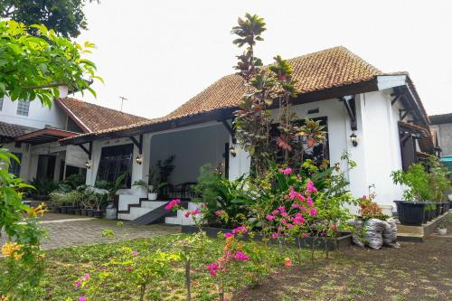 Griya Merbabu Asri Homestay (up to 14pax @ Salatiga central)