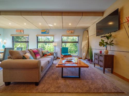 The Black Pearl, Luxury King Bed and Patio in Ucluelet, Canada