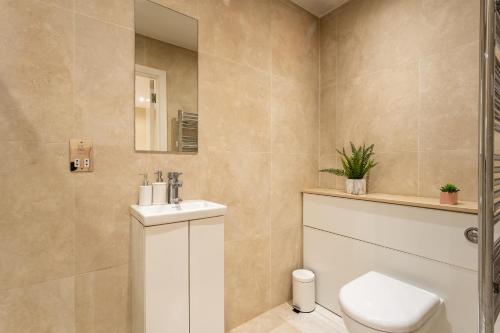 Beautiful 2-Bed Apartment in London - image 11