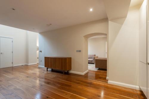 Beautiful 2-Bed Apartment in London - image 9