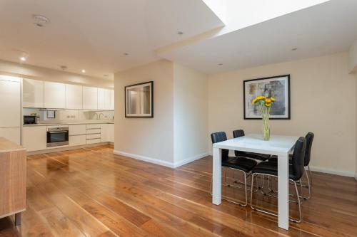 Beautiful 2-Bed Apartment in London - image 5