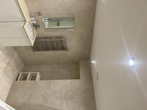 Beautiful 2-Bed Apartment in London - image 12