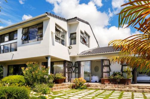 5 bedroom home with views of the ocean and Robberg