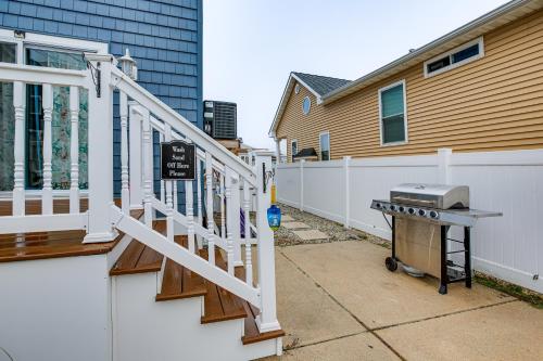 Bright Duplex Condo Walk to Brigantine Beach! in Brigantine, USA