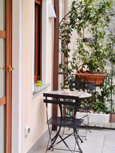 LE RONDINI - Courtyard apartment with balcony & terrace - Tap to explore photos