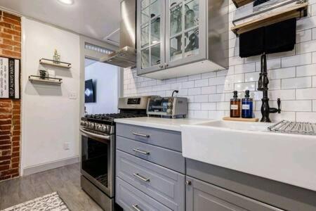 Pet Friendly Bungalow Steps to Inman Park near Jimmy Carter Könyvtár & Múzeum