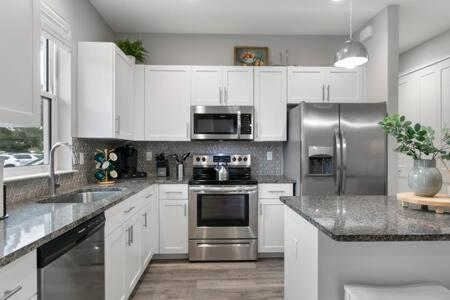 Canopy Cove Luxury Downtown Apartment in Safety Harbor