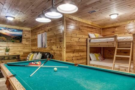 The Wildflower - Cabin Escape Minutes from Parkway in Pigeon Forge, USA