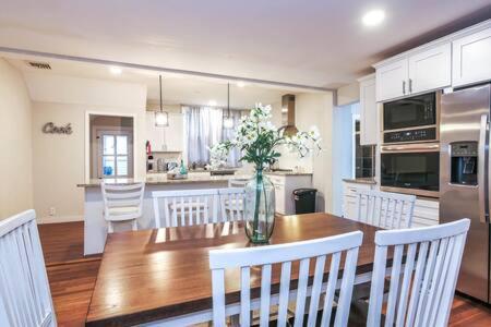 Luxe Bartram Beach Retreat 4BD - 3BA