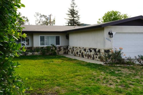 外部景觀, Cozy Family Hideaway, sleeps 8, 4 tv's yard, shops in 加利福尼亞州西米谷 (CA)