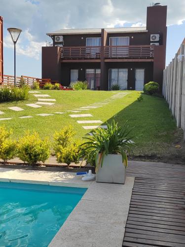 Duplex familiar con pileta en zona parque