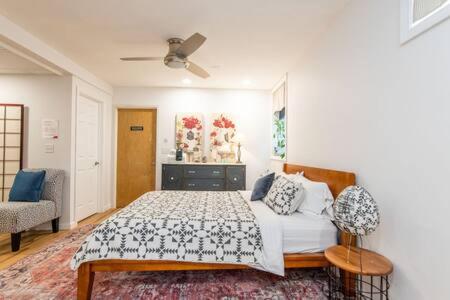 Cozy Private Apt near Downtown in Burlington, USA