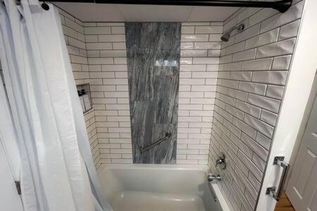 Cozy Private Apt near Downtown in Burlington, USA