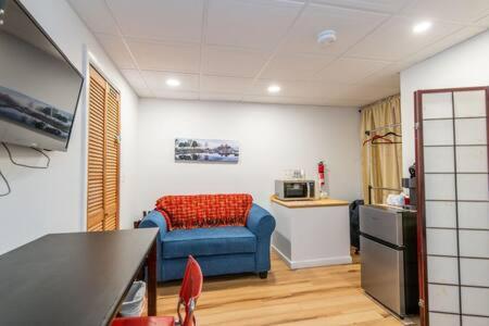 Cozy Private Apt near Downtown in Burlington, USA