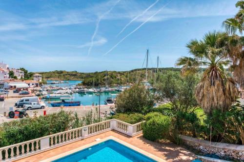 Villa Buenave con piscina climatizada y vistas al puerto
