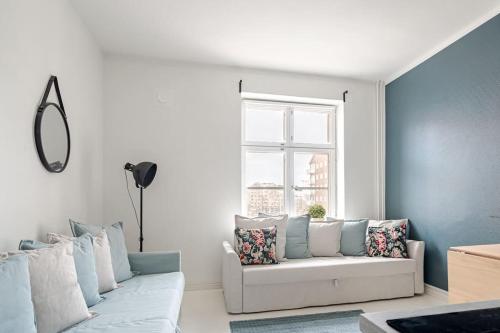Renovated Studio in central - Tap to explore photos