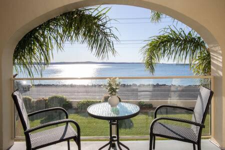 Seafront Getaway Studio, Great Location with Pool